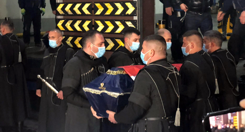 The farewell ceremony at the Tbilisi Airport. Screenshot of the video https://www.newsgeorgia.ge/в-тбилиси-доставили-тела-грузинских-б/