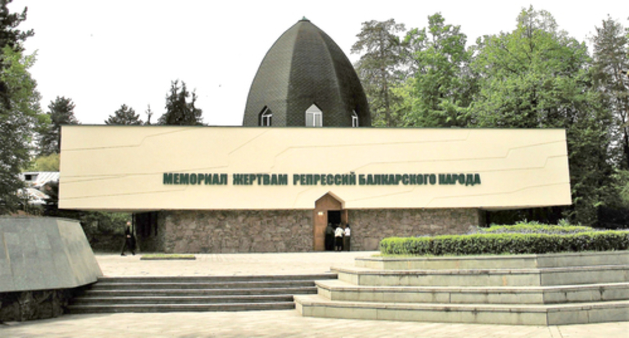 Memorial to victims of repression in Nalchik. Photo: Marie Čcheidzeová https://ru.wikipedia.org/wiki/Мемориал_жертвам_репрессий_балкарского_народа