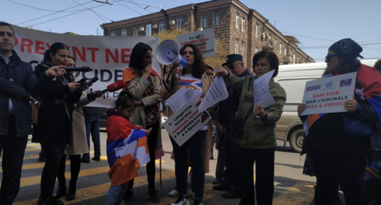 Participants of a protest action in front of a UN representative office in Yerevan. Photo by Armine Martirosyan for the Caucasian Knot