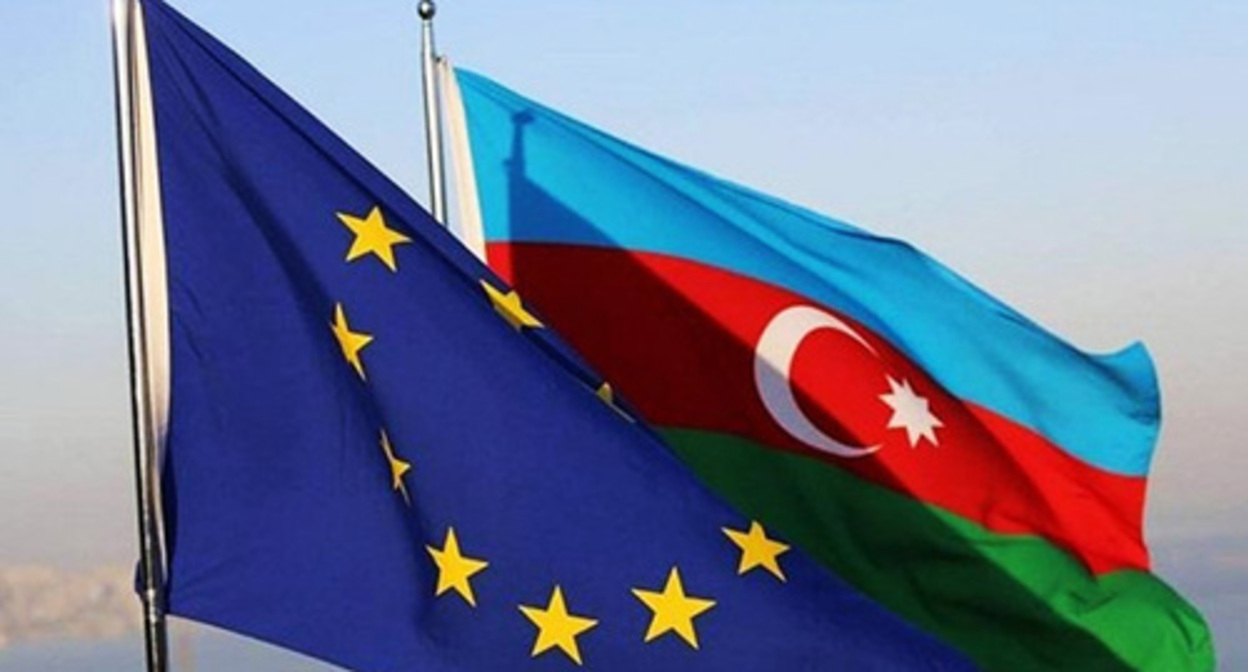 The flags of of the Council of Europe and Azerbaijan. Photo https://apa.az/ru/foreign-policy/obnarodovan-byudzet-novogo-plana-deistvii-soveta-evropy-dlya-azerbaidzana-476622/