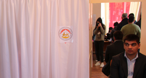 At a polling station in South Ossetia, April 10, 2022. Photo by Maria Abaiti for the Caucasian Knot