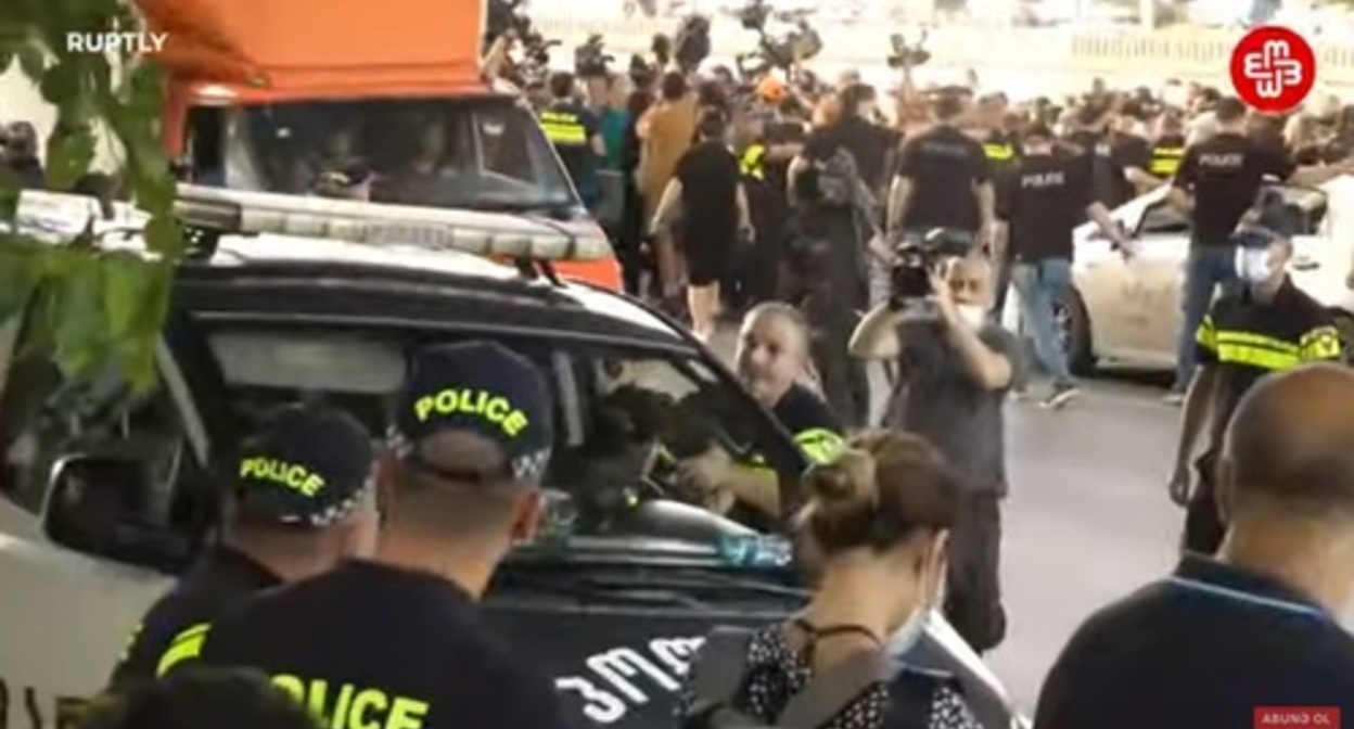 The riots at the protests against the gay parade in Tbilisi, JUly 2021. Screenshot of the video by Meydan TV https://www.youtube.com/watch?v=e3mHwNg8L-E