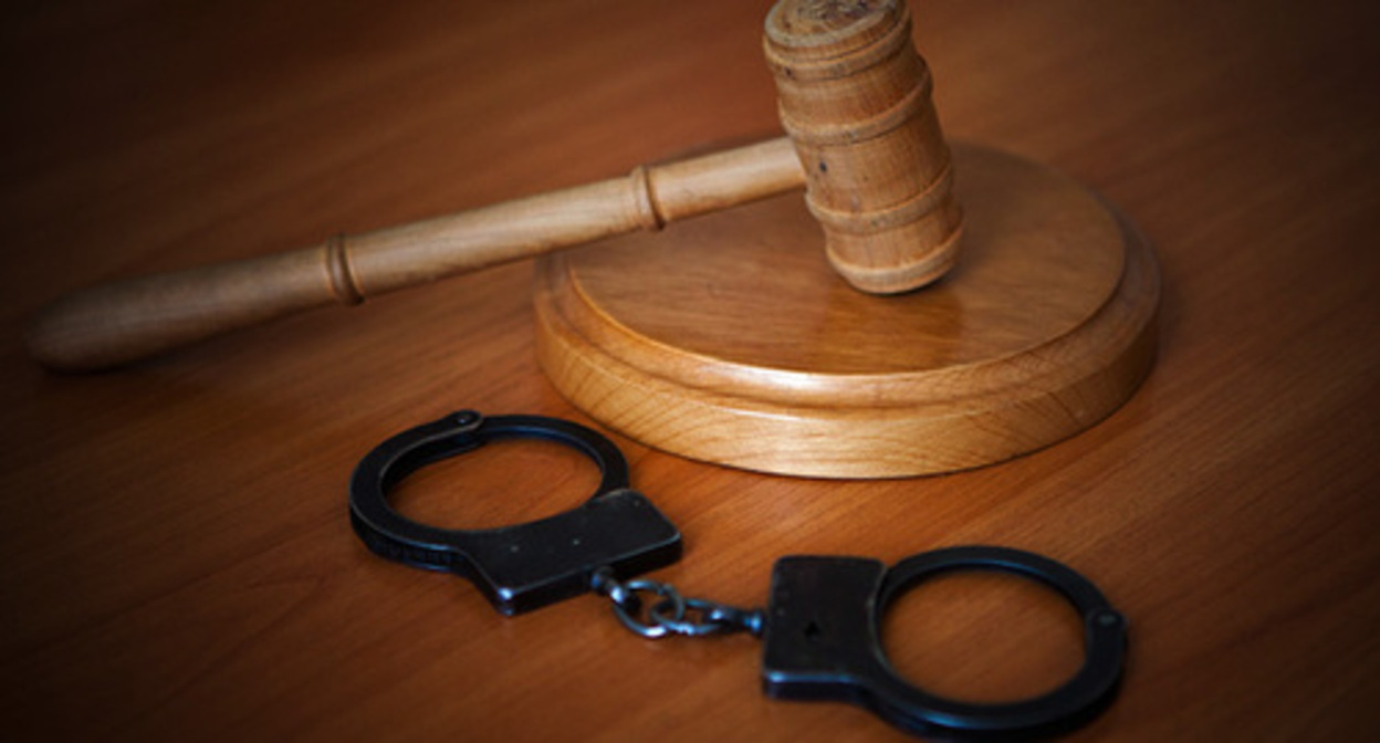 A gavel and handcuffs. Photo by Fyodor Obmaykin / Yugopolis