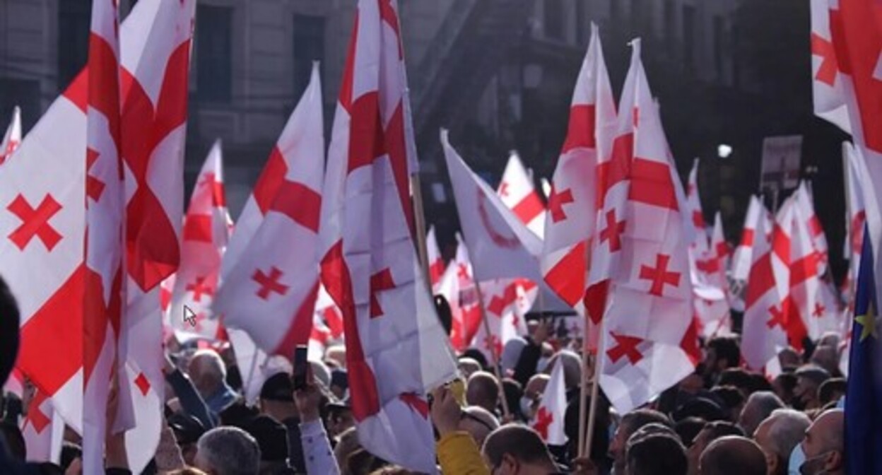 Residents of Georgia with the country's flags at a protest action. Photo by Inna Kukudzhanova, the "Caucasian Knot" correspondent, at the rally in Tbilisi on October 14, 2021