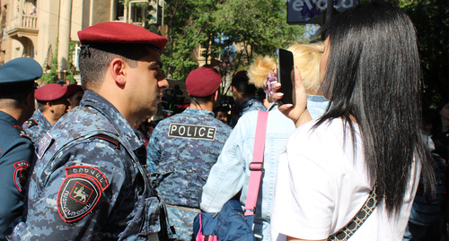 The police detains an activist at a protest. Photo by Tigran Petrosyan for the "Caucasian Knot"