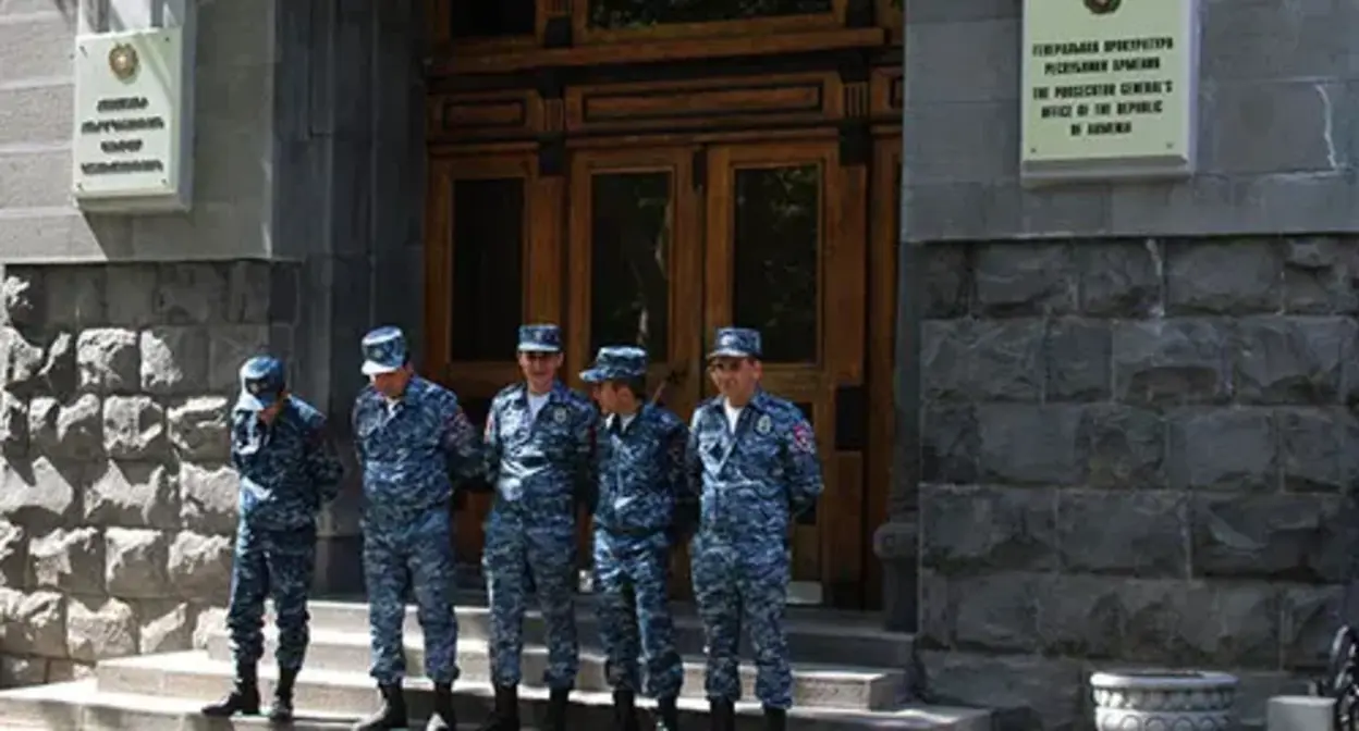 The police at the building of the General Prosecutor’s Office of Armenia. Photo by Tigran Petrosyan for the "Caucasian Knot"