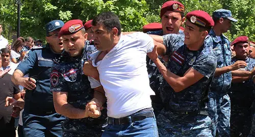The police detains an activist. Photo by Tigran Petrosyan for the "Caucasian Knot"