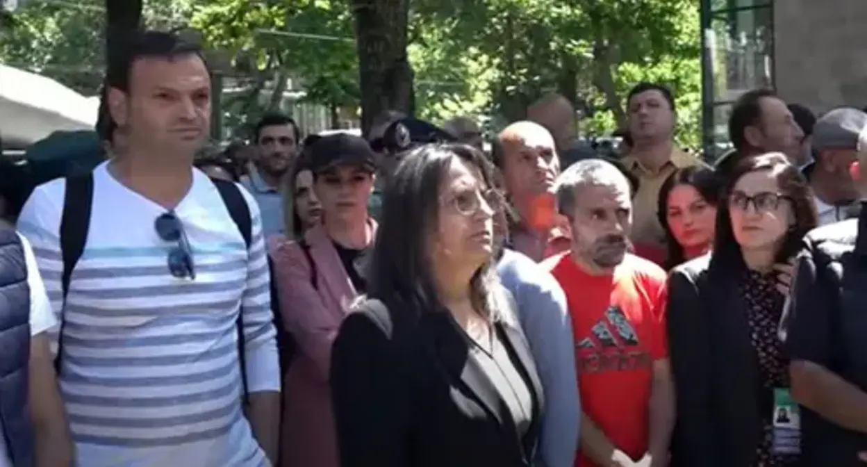 Deveral dozen parents of the military servicemen who perished in the autumn war of 2020 near the Armenia's Investigating Committee building. Photo http://arka.am/ru/news/politics/roditeli_pogibshikh_v_44_dnevnoy_artsakhskoy_voyne_voennosluzhashchikh_trebuyut_vstrechi_s_glavoy_vs/