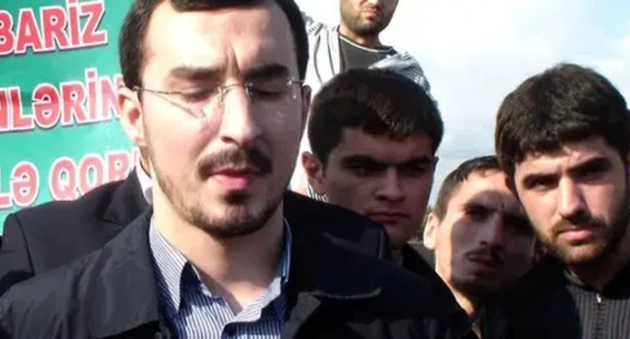 Talekh Bagirzade (left). Image made from video posted by user Muxtar Seqafi https://www.youtube.com/watch?v=oRoOTaTECIQ