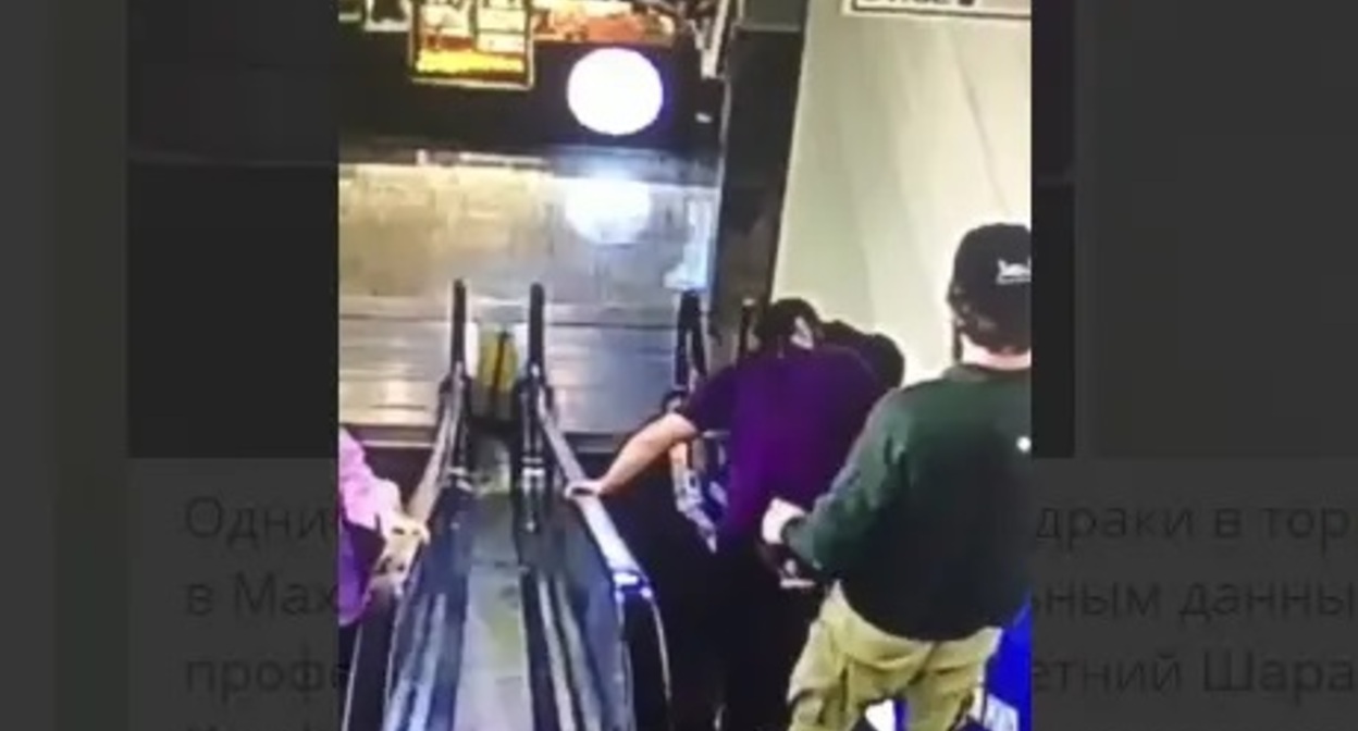 Kiss on an escalator in the shopping center of Makhachkala. Image made from video posted by Novoye Delo Telegram Channel on June 8, 2022, https://t.me/novoedelo/9461