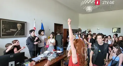 Students of the Tbilisi State University seized the rector's office during a protest action. Screenshot of the video http://1tv.ge/
