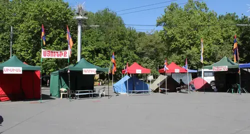 The opposition tents in Square of France in the capital of Armenia. Photo by Tigran Petrosyan for the "Caucasian Knot"