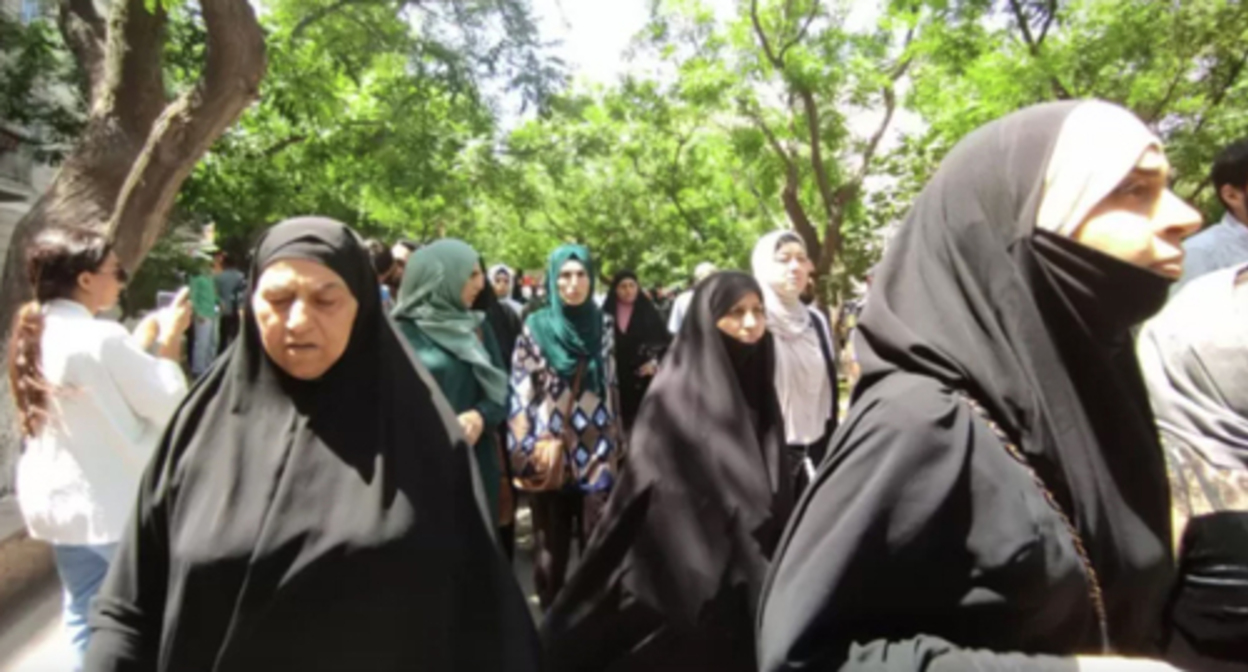 About ten female believers are trying to hold a protest action in front of the presidential administration of Azerbaijan. Photo courtesy of TURAN: https://www.turan.az/ext/news/2022/6/free/Social/ru/6339.htm/001