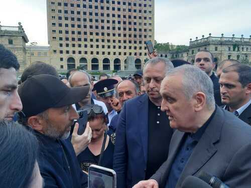 Djansukh Adleiba talks with Alexander Ankvab at an action in Sukhumi. Photo: https://abh-n.ru/dzhansux-adlejba-aleksandr-zolotinskovich-ya-vam-ne-doveryayu-kak-premer-ministru/