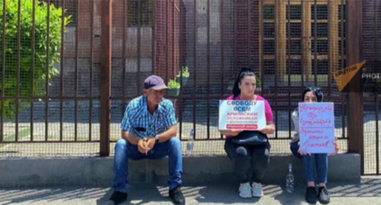 Relatives of Armenian prisoners of war held a protest rally in front of the Russian consulate in Gyumri. Photo: Armenuhi Mkhoyan https://www.armenianreport.com/ru/pubs/321069/