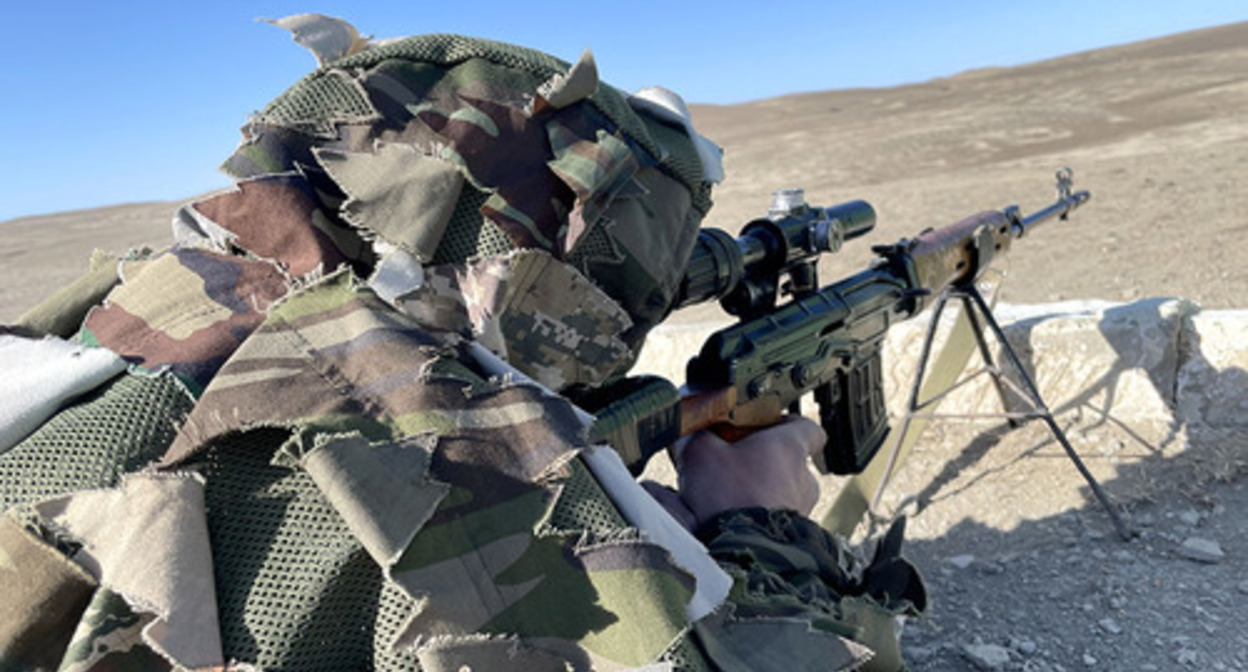 An Azerbaijani soldier during the military exercises. Photo by the press service of the Azerbaijani Ministry of Defence https://mod.gov.az/ru/news/zavershen-kurs-po-snajperskoj-podgotovke-40756.html