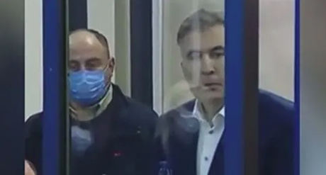 Mikhail Saakashvili in a courtroom. Screenshot: https://ren.tv/news/v-mire/909370-saakashvili-iz-zala-suda-prizval-storonnikov-prodolzhat-protesty