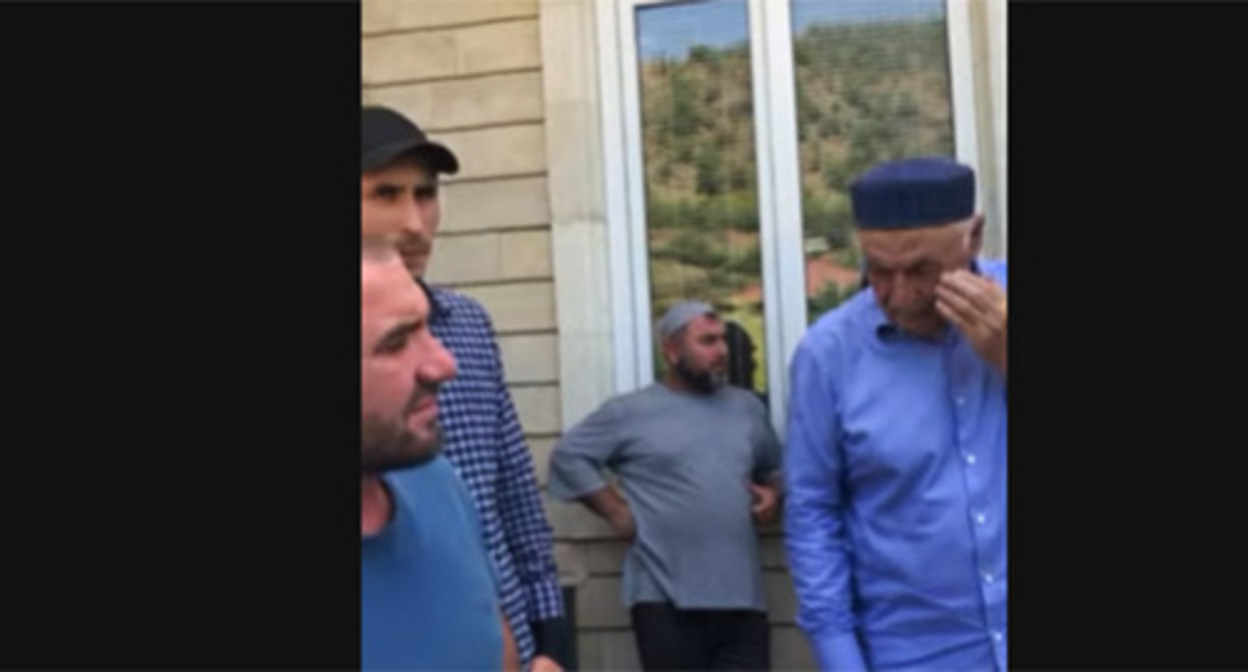 Residents of the villages whose land plots fell into the flooding zone of the Irganai hydroelectric power station. Screenshot: https://www.youtube.com/watch?v=QzkgJOTkY-s