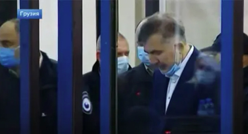 Mikhail Saakashvili (right) in a courtroom. Screenshot: https://www.youtube.com/watch?v=jtb5QF28d6Q