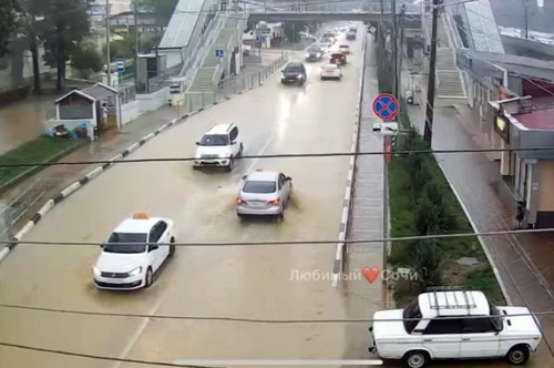 A flooded street in the Lazarevsoye District of Sochi. Screenshot: https://www.youtube.com/watch?v=tRaimpdcAg4