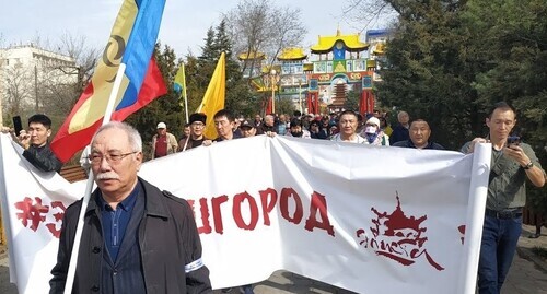 Semyon Ateev leads a procession in Elista in defense of the rights and interests of the Kalmyk people, March 14, 2020. Photo by Badma Byurchiev for the Caucasian Knot