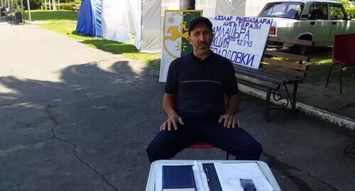Djansukh Adleiba in a Sukhumi square on the fifth day of his protest action, July 26, 2022. Screenshot of the video https://t.me/DNAbkhazia/2960
