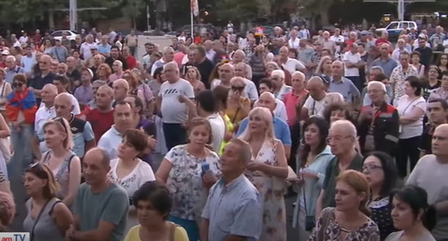 Protesters in Yerevan, screenshot of the video by the News am channel https://www.youtube.com/watch?v=SpDFlh69ASc