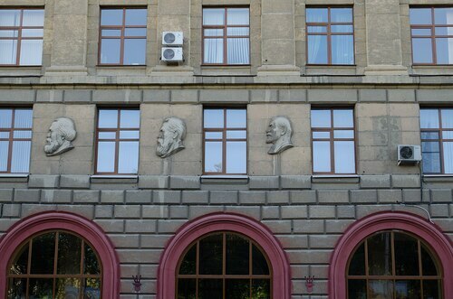 Bas-reliefs on the building of the regional Higher Party School in Volgograd. https://ru.wikipedia.org/wiki/%D0%97%D0%B4%D0%B0%D0%BD%D0%B8%D0%B5_%D0%92%D1%8B%D1%81%D1%88%D0%B5%D0%B9_%D0%BF%D0%B0%D1%80%D1%82%D0%B8%D0%B9%D0%BD%D0%BE%D0%B9_%D1%88%D0%BA%D0%BE%D0%BB%D1%8B_(%D0%92%D0%BE%D0%BB%D0%B3%D0%BE%D0%B3%D1%80%D0%B0%D0%B4)#/media/%D0%A4%D0%B0%D0%B9%D0%BB:%D0%91%D0%B0%D1%80%D0%B5%D0%BB%D1%8C%D0%B5%D1%84%D1%8B_%D0%BD%D0%B0%D0%B4_%D0%B2%D1%85%D0%BE%D0%B4%D0%BE%D0%BC_%D0%B2_%D0%BC%D0%B5%D0%B4%D1%83%D0%BD%D0%B8%D0%B2%D0%B5%D1%80%D1%81%D0%B8%D1%82%D0%B5%D1%82.jpg