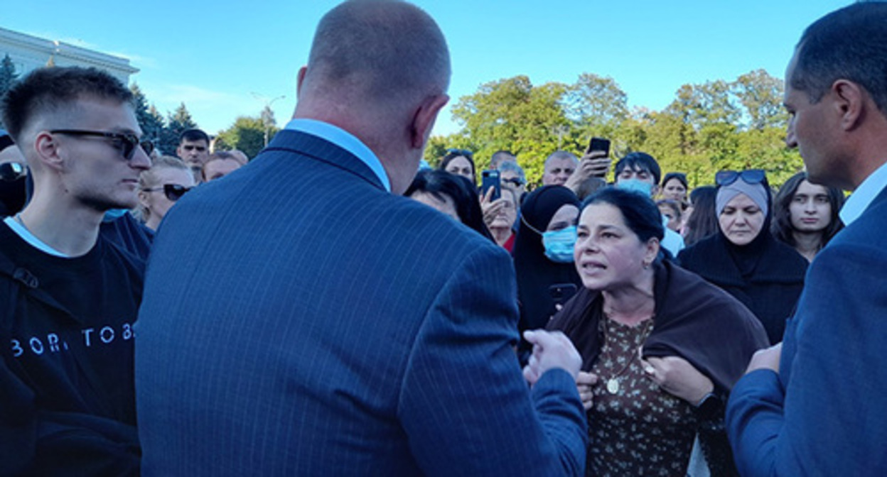 The women who came to a protest action talks to an official.  Nalchik, September 26, 2022. Photo by Lyudmila Maratova for the "Caucasian Knot"