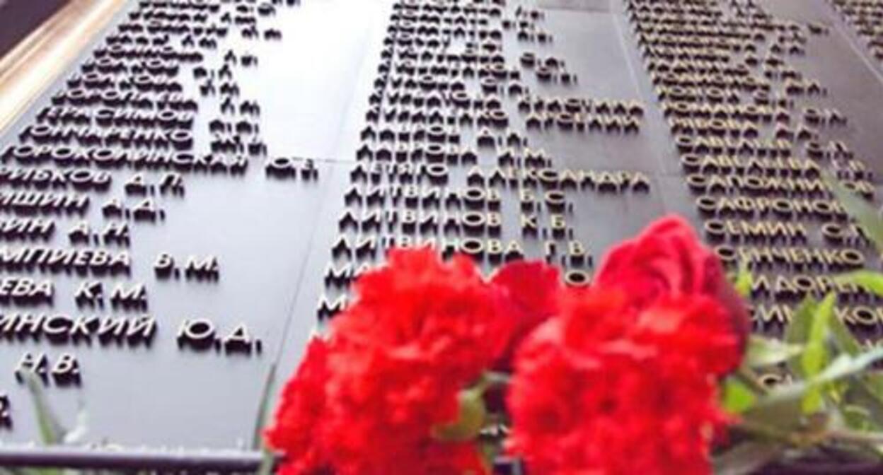 Memorial board with the names of the Dubrovka terror act victims. October 2002. Photo by Yuri Timofeev