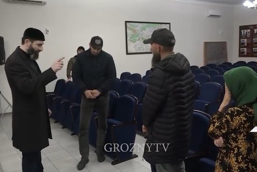Adam Elzhurkaev has reprimanded Khasukha Suliev. Screenshot of the video https://www.instagram.com/p/CkRMwmvjjCV/?hl=ru