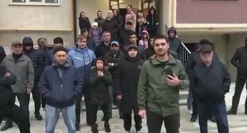 Tenants of the unfinished residential complex in Dagestan asked the Mayor of Makhachkala and the head of Dagestan for help. Screenshot of their video appeal https://vk.com/golos_dagestan?w=wall-74219800_1655405