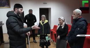 Adam Elzhurkaev, the chief specialist of the Centre for Islamic Medicine, talks to the women from Chechnya who were detained for providing occult services. Screenshot of the video https://www.instagram.com/p/ClrXzt3jZ2F/?hl=ru