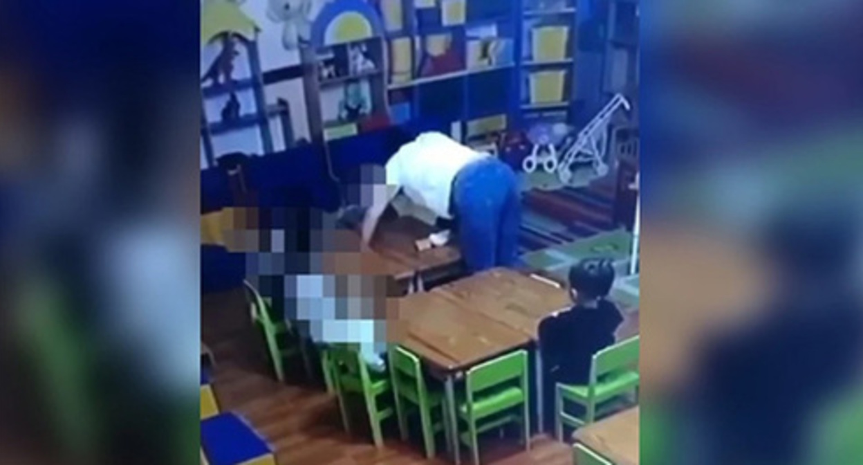 A female educator from the private kindergarten in Vladikavkaz beats a child. Screenshot of the video posted on Telegram