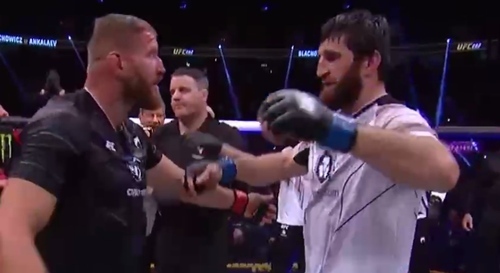 Jan Błachowicz (on the left) and Magomed Ankalaev after the fight. Screenshot of the video posted on the UFC Russia Telegram channel https://t.me/UFCRussia/5589