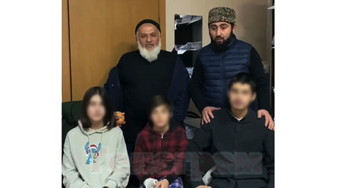 Minor children, who threatened to jump off the fourth level of the building, with their grandfather and the local Imam. Kaliningrad Region. Screenshot of the video https://t.me/chp_kavkaz/11707