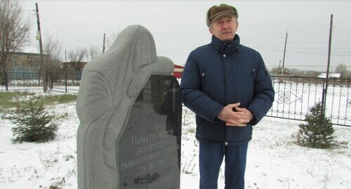 Anatoly Zyakin, the chairman of the church council of the Lutheran community of the village of Verkhniy Eruslan, at the monument to the victims of the deportation. December 17, 2022. Photo by Vyacheslav Yaschenko for the "Caucasian Knot"