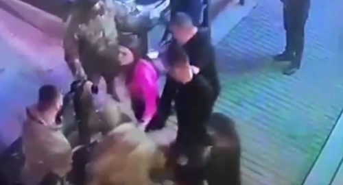 Beating up a restaurant visitor. Screenshot of a video posted in the Telegram channel "Yaroslav's Letters" https://t.me/gramotyyaroslava/15755