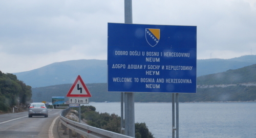 A signpost at the entrance to Bosnia and Herzegovina, photo: kirpet.ru