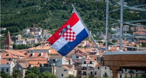 The flag of Croatia. Photo: TURIZM.RU https://www.turizm.ru/news/croatia/novye_pravila_khorvatiya_pustit_v_stranu_tolko_posle_polucheniya_razresheniya_ot_politsii/