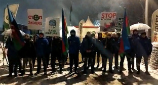 Residents of Azerbaijan at a protest action in the Lachin Corridor. Screenshot of the video https://apa.az/ru/vnutrennyaya-politika/nesmotrya-na-sneznuyu-pogodu-protesty-na-doroge-lacin-xankendi-prodolzayutsya-uze-28-dnei-foto-video-506129