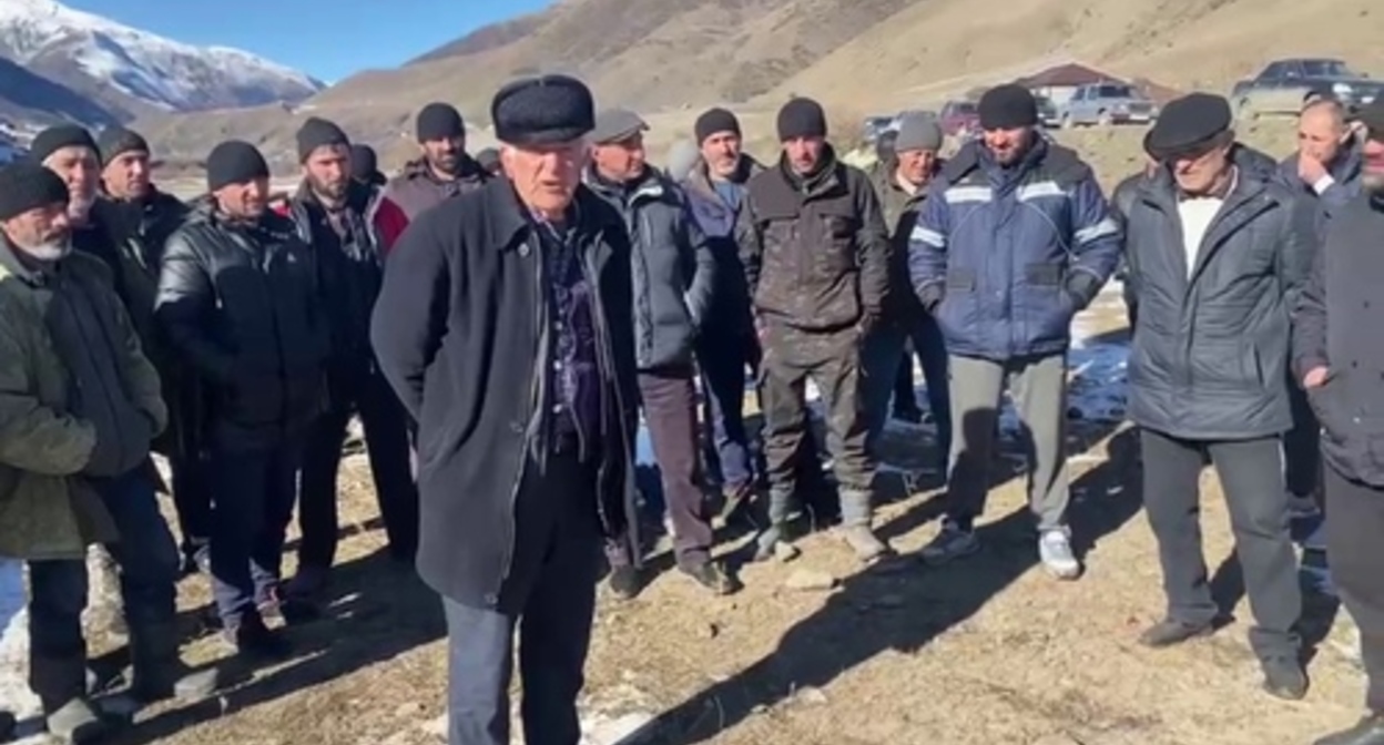 Screenshot of a video appeal of the villagers in the Rutulsky District to the head of Dagestan https://t.me/novoedelo/14792