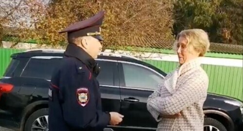 A police officer talks to Natalia Garyaeva. November 16, 2022. Photo courtesy of Vadim Motovilov for the "Caucasian Knot"