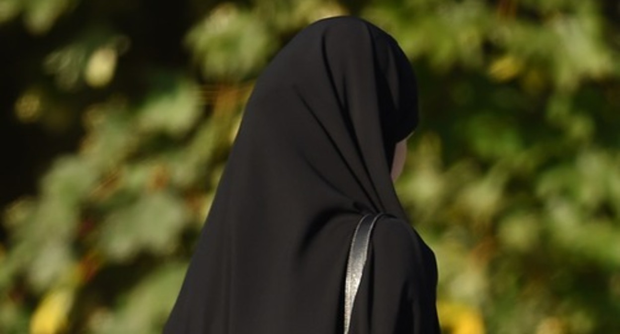 A girl wearing a hijab. Photo: https://inbusiness.kz/ru/news/kak-zashitit-prava-devushki-v-hidzhabe-i-pochemu-nelzya-spisat-kredity