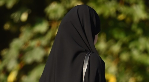 A girl wearing a hijab. Photo: https://inbusiness.kz/ru/news/kak-zashitit-prava-devushki-v-hidzhabe-i-pochemu-nelzya-spisat-kredity