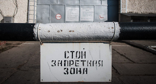 Warning sign in front of the entrance to the colony. Photo: Elena Sineok, Yuga.ru
