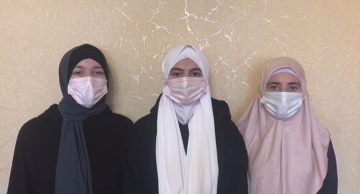 Three female students at the Novocherkassk Medical College. Screenshot of the video courtesy of Kizperi Magomedbekova for the "Caucasian Knot"