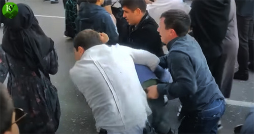 The detention of a protestor against mobilization in Makhachkala. September 2022. Screenshot of the video by the "Caucasian Knot" https://www.youtube.com/watch?v=bCBMViHbxGI