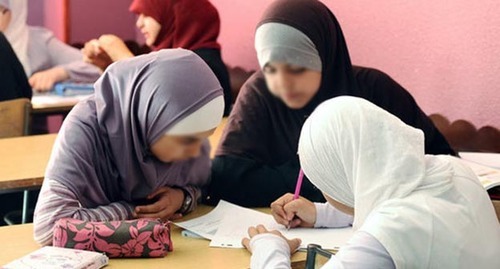 A lesson at the Muslim school. Photo: https://realnoevremya.ru/articles/80170-mrakobesy-protiv-shkol