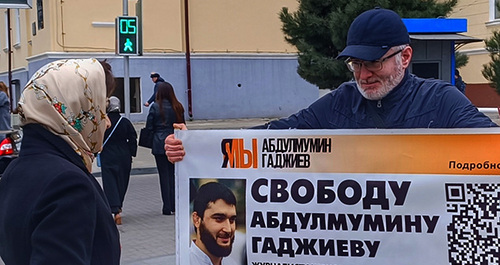Magomed Magomedov standing in a solo picket. Makhachkala, March 2023. Photo by the "Caucasian Knot" correspondent